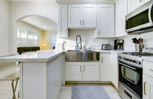 Stylish Modern Home, AC, Parking & Near FWYs - Foto 10