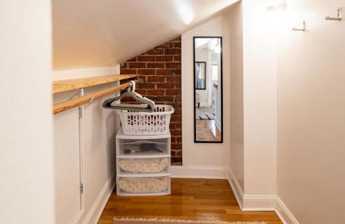 Contemporary 3-Bedroom Home with Balcony in RVA - Foto 32