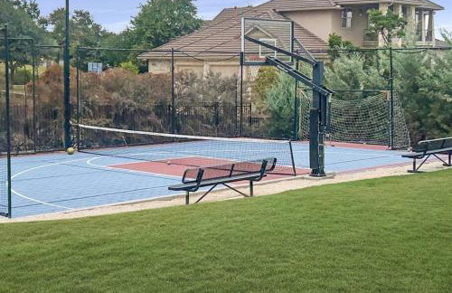 Stunning Spanish-Style Retreat with Pool Sleeps 28 - Foto 6