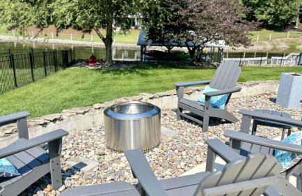 Lakefront Home w Pool, Dock, Fire Pit & Game Room Sip, Sip Away by Avantstay - Foto 14