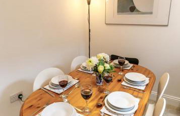 Bright and Well-Kept 3-Bed Property! Free Parking - Foto 18