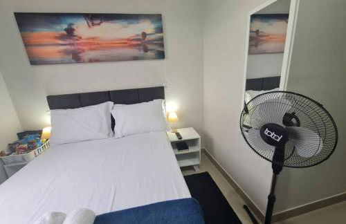 Kitnet304 centro,c linda vista janela, tv smart - Foto 2