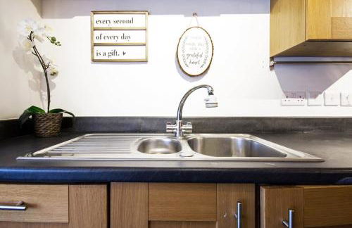 Spacious 4 Bed house with parking and garden at Reading - Photo 12