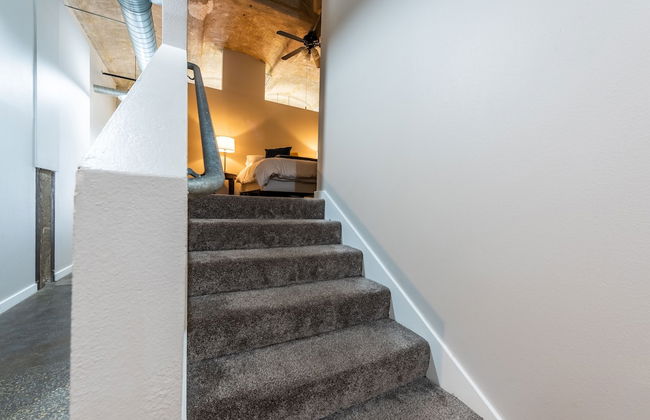 Luxury Historic Loft with Gym - Photo 8