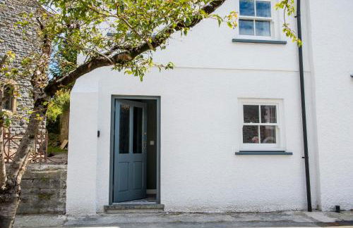 Chapel View, A charming one-bedroom cottage nestled in the heart of the historic township of Laugharne - Photo 1