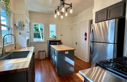 *Boho Bungalow-King-Backyard-Full Kitchen-W/D* - Foto 5