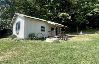 Relaxing Group Cabin with Fire Ring in Indiana - Foto 7