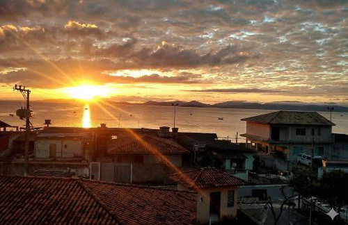 Apto na Praia João Rosa com vista Panorâmica para o Mar! 2 quartos, 2 camas de casal - Foto 1