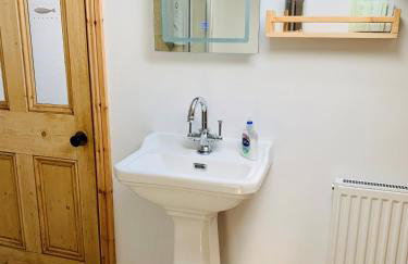 The Boat House, Spacious Village Apartment - Foto 14