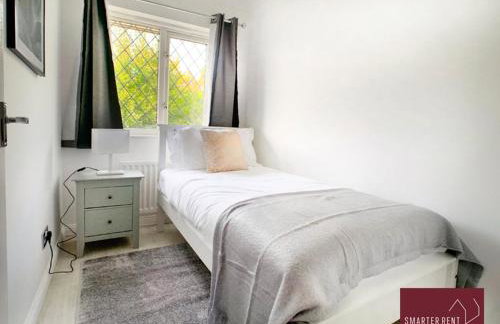 Knaphill, Woking - 3 Bed House - With Garden - Photo 10