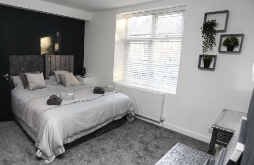 Cheerful 4-bedroom home in Sheffield - Photo 3