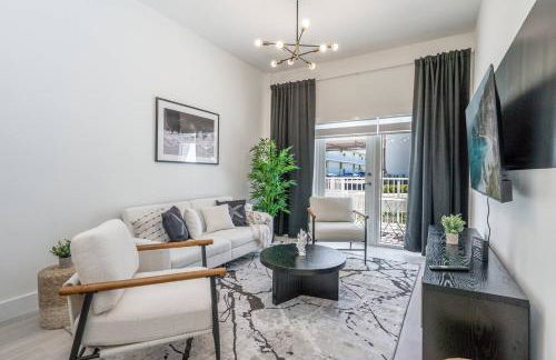 Classy 2BR-2BA Oasis Beach Pool Parking EV Station - Foto 1