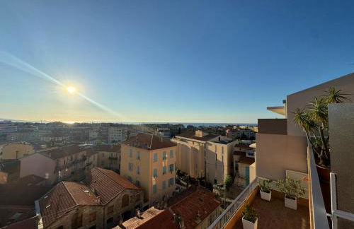 Dernier étage coeur Menton, vue mer parking privé - Photo 2