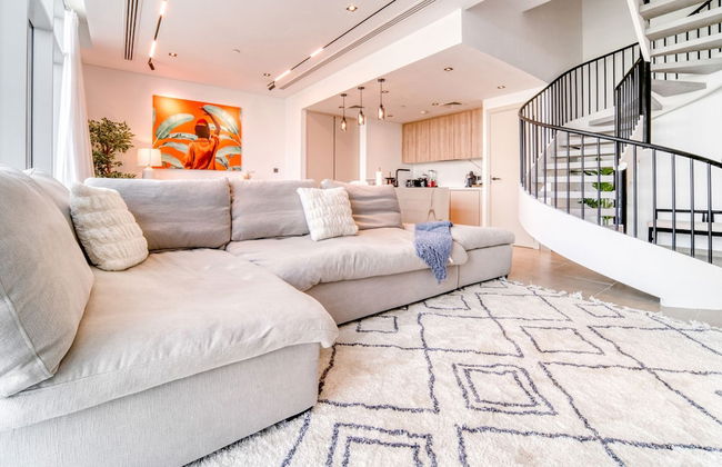 Luxe and Modern Duplex in Difc - Photo 32