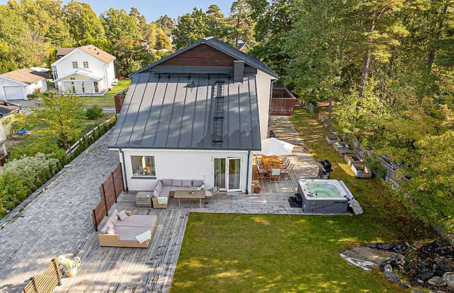 Modern Villa With Jacuzzi - Photo 18