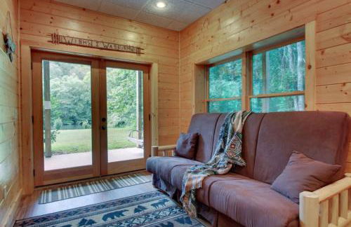 Astounding River View - Outdoor Hot Tub, Volleyball Net, Game Room + More! - Foto 20