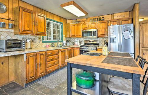 Near Hiking Trails Woodsy Pine Cabin with Fire Pit - Foto 7