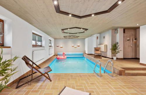 Luxus-Villa mit Indoorpool, Sauna & offenem Kamin - Foto 1