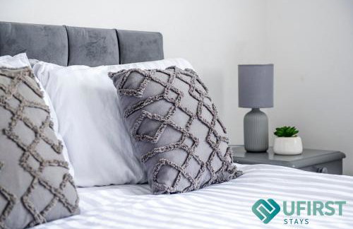 Delightful 3BR Home - Hot Tub - Near Castle, QMC - City Centre & Trent Bridge - Free WiFi & Parking - Sleeps 6 - Foto 34