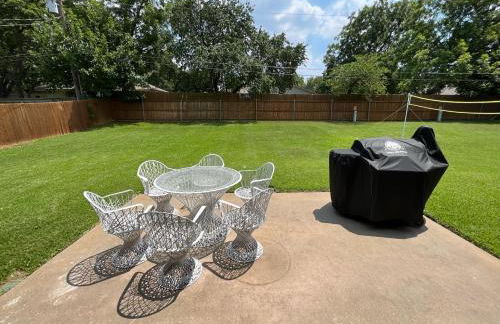 Designer Single Story 4 bed 3 bath home in mid-century style with big backyard and garage - Foto 36