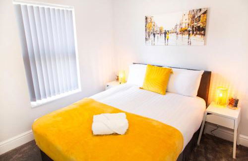 4 Bedrooms Spacious House With 2 Bathrooms Free Parking - sleeps up to 10 guests - Foto 9