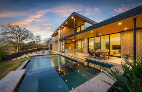 Barton Springs Luxe Heated Pool Spa Sleeps 16 - Photo 1