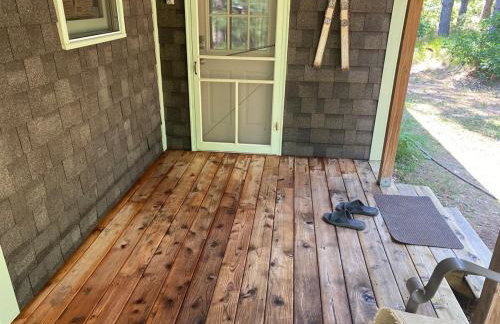 Cabin in the woods with fire pit and porch - Foto 12