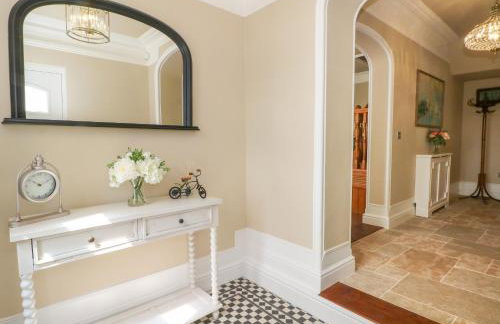 Meadow Manor And Spa - Photo 4