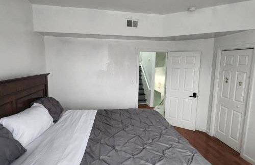 Massive 5 bedroom Close to NYC - Photo 10