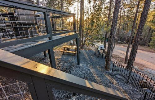 Pinetop Getaway with Sunset Deck & Fire Pit Table - Foto 20