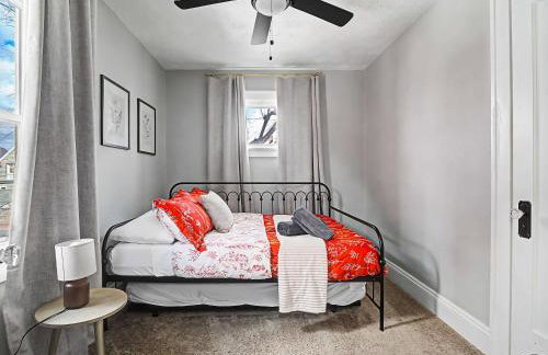 Newly Renovated and Designed Near Downtown - Foto 36