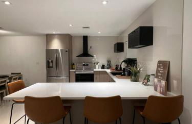 Lux Retreat with Pool Near Beach - Foto 49