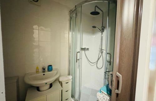 Contractors families free parking Ramsey Road - Foto 14