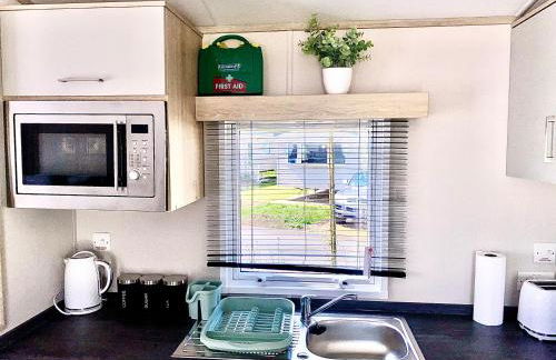 Elegant 2 Bed 1 and Half Bath Caravan in Holiday Resort Village - Photo 56