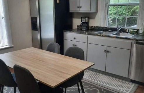 Stylish and Convenient with WiFi & Fenced yard - Foto 15