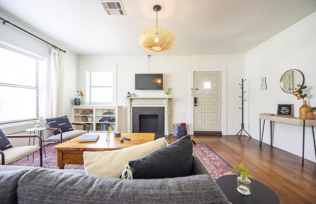 Newly Updated Cozy 1927 Uptown Tudor 4 min to Magnolia - Foto 12