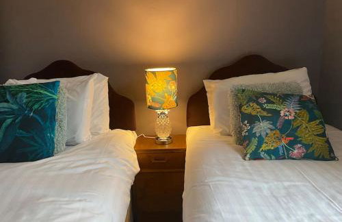 Peaceful Home from Home - Spacious 3 Bedroom House Accommodating 7 - Ideal for Families and Workers - Foto 25