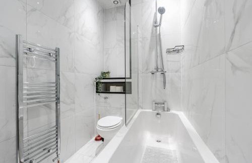 Exotic 4BD, Etihad, Coop Arena - TV in all Rooms and Outdoor Dining - Foto 23