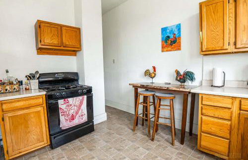 Step Back in Time Charming Victorian with Modern Amenities - Foto 26