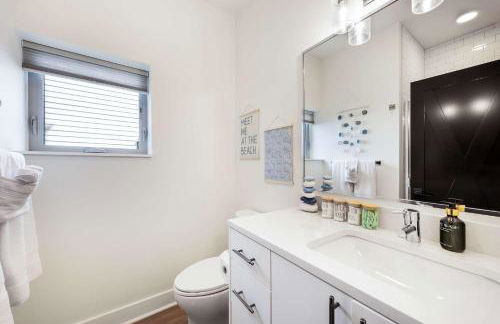 Ocean-Inspired 3B Modern Retreat w Kids Room - Foto 26