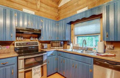 Soak in Hot Tub, Explore Outdoors Cleveland Cabin - Foto 7