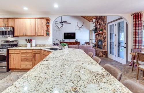 Near Woodland Lake Park Cabin with Serene Deck! - Foto 9