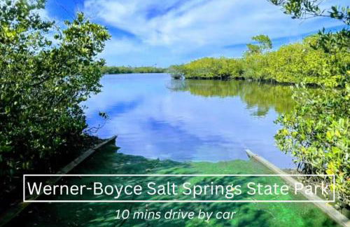 Walk to Downtown - 7min to beach - King bed & Free parking - Foto 55