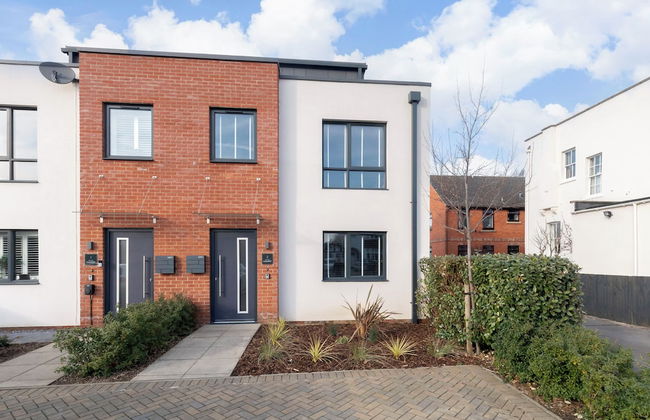 Elliot Oliver - 2 The Old Surgery: Stunning 4 Bedroom Home With Parking In Cheltenham - Photo 24