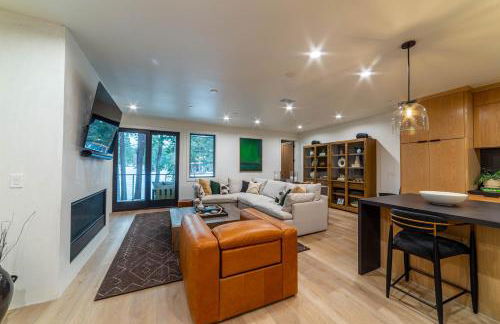 Spectacular New 4BR Townhome: Garage, Jacuzzi, BBQ - Photo 3