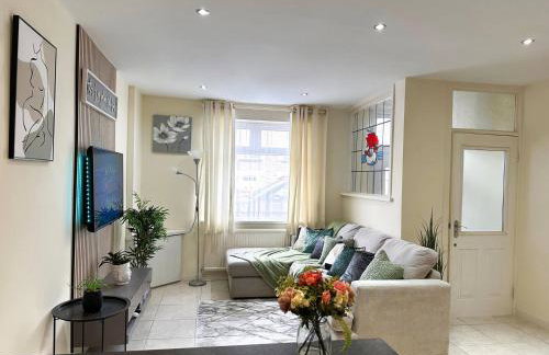 On Trend 3 Bedroom Home In Maerdy near Attractions - Foto 9