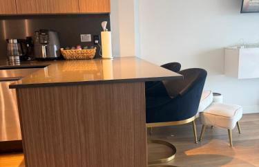 Luxury 1BR w Stunning Floor-to-Ceiling Water Views - Foto 10