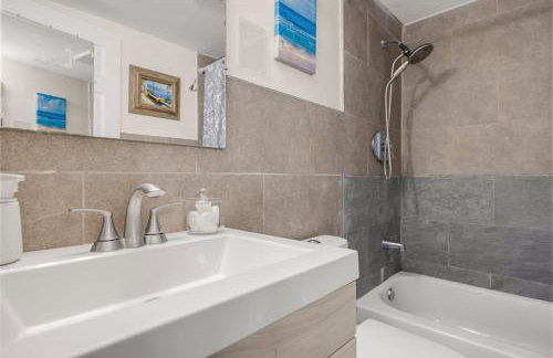 Artful Home Near Design District - Photo 18