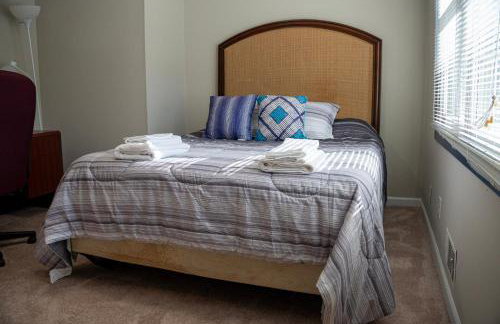 Charming 3 Bedroom Home with Spacious Living and Convenient to Shopping & Interstate - Foto 23