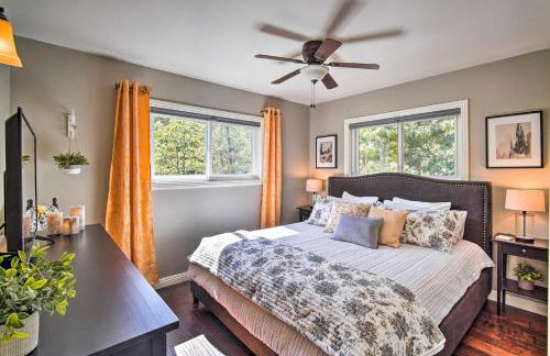 Tree-Lined Twin Peaks Cottage with Custom Stream - Foto 11